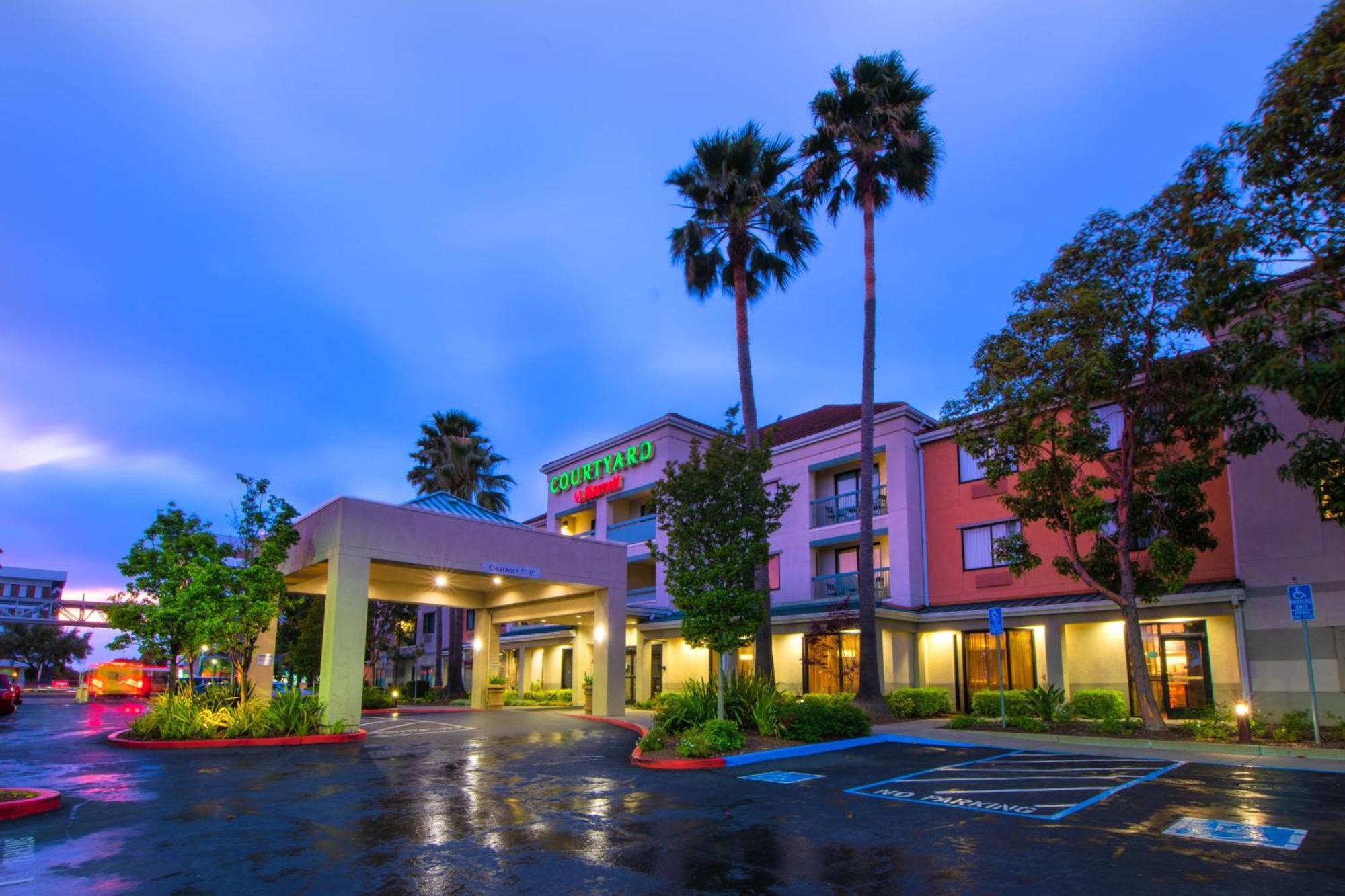 Courtyard By Marriott Oakland Airport Hotel Exterior photo