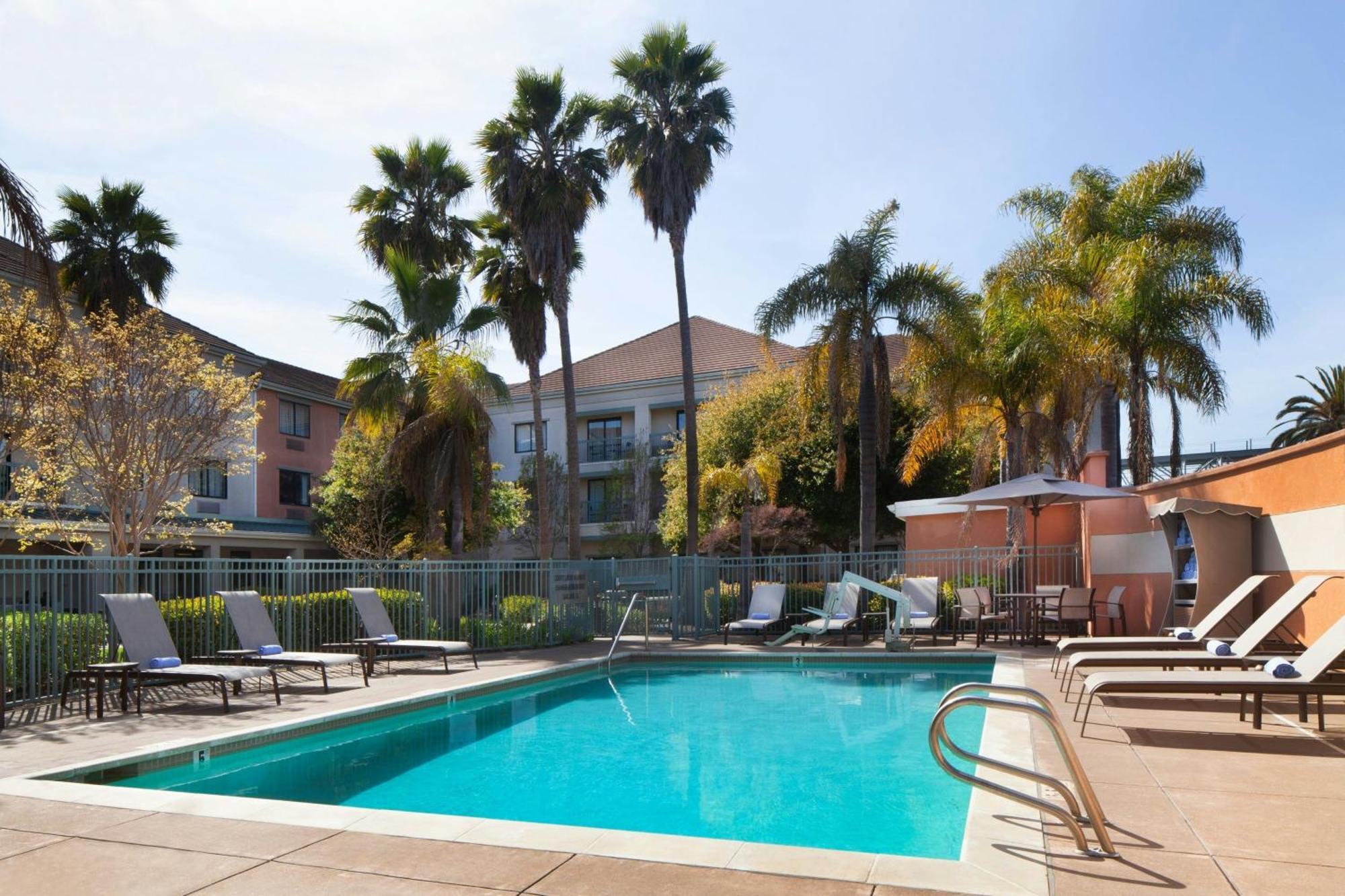 Courtyard By Marriott Oakland Airport Hotel Exterior photo